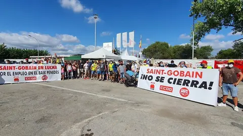 Los trabajadores de la planta Saint-Gobain en Tarragona protestan por el ERE presentado por la empresa