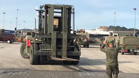Embarque de material del Ej&eacute;rcito de Tierra en el puerto de Santander para la OTAN en Lituania