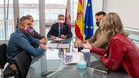 Pablo Zuloaga se re&uacute;ne con representantes de DCERCA