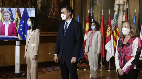 El presidente del Gobierno, Pedro S&aacute;nchez (c) junto a la presidenta del Senado Pilar Llop, (i) la vicepresidenta de Asuntos Econ&oacute;micos, Nadia Calvi&ntilde;o (d) y la ministra de Hacienda, Mar&iacute;a Jes&uacute;s Montero (2d) mientras en la pantalla se conecta la presidenta 