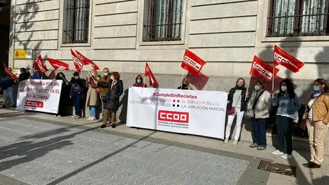 Cncentraci&oacute;n CCOO ante DElegaci&oacute;n del Gobierno por encuadramiento gu&iacute;as Altamira