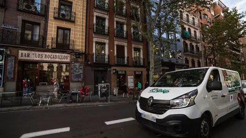 Una furgoneta participa en una caravana reivindicativa organizada por Hosteler&iacute;a de Espa&ntilde;a, junto con Hosteler&iacute;a de Madrid y la Asociaci&oacute;n Madrile&ntilde;a de Empresas de Restauraci&oacute;n (AMER), en Madrid (Espa&ntilde;a), a 29 de septiembre de 2020. El objetivo de la movi
