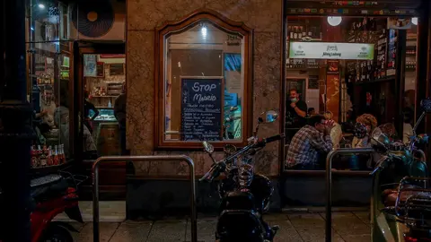 Comensales disfrutan en un establecimiento abierto de Chueca, un d&iacute;a antes del fin del estado de alarma, en Madrid (Espa&ntilde;a), a 23 de octubre de 2020.