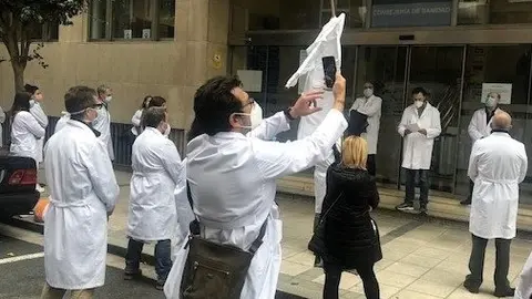 Concentraci&oacute;n de m&eacute;dicos ante la Consejer&iacute;a de Sanidad con motivo de la huelga nacional