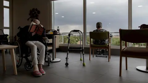 Dos residentes del Centro de Mayores Casablanca Villaverde (Av. de Rafaela Ybarra, 135) leen y descansan en un sal&oacute;n del centro cuatro d&iacute;as despu&eacute;s de que se decretase el fin del estado de alarma por el COVID-19.