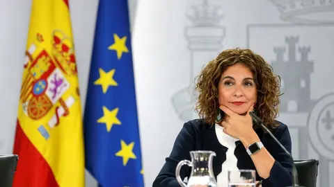 La ministra portavoz y de Hacienda, Mar&iacute;a Jes&uacute;s Montero, comparece en rueda de prensa tras el Consejo de Ministros celebrado en Moncloa, Madrid (Espa&ntilde;a), a 13 de octubre de 2020.