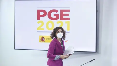 La ministra portavoz y de Hacienda, Mar&iacute;a Jes&uacute;s Montero, a su llegada a una rueda de prensa posterior al Consejo de Ministros celebrado en Moncloa, a 27 de octubre de 2020.  