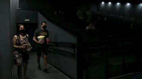 Una pareja entra en una sala de cine durante el primer fin de semana con estrenos en las pantallas tras la supresi&oacute;n del Estado de Alarma.