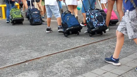 Varios alumnos entran a un colegio