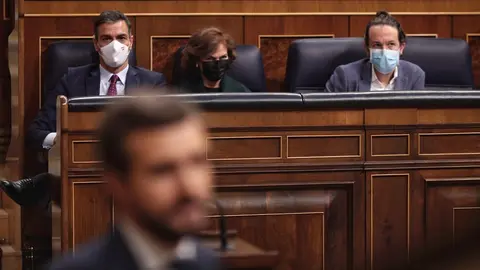 El presidente del Gobierno, Pedro S&aacute;nchez, durante la intervenci&oacute;n del presidente del PP, Pablo Casado, en la segunda sesi&oacute;n del pleno en el que se debate la moci&oacute;n de censura planteada por Vox, en el Congreso. Madrid (Espa&ntilde;a), a 22 de octubre de 2020.