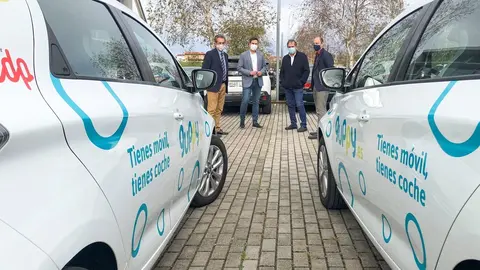 El consejro de Industria, Fracisco Mart&iacute;n y represnetantes de Guppy, con coches el&eacute;ctricos