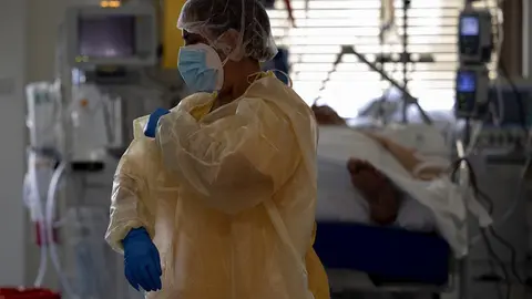 Sanitaria en una UCI.