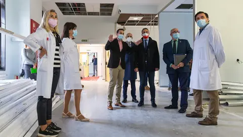 Visita a las obras en los pabellones de Valdecilla