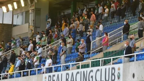P&uacute;blico con mascarilla en los Campos de Sport del Sardinero
