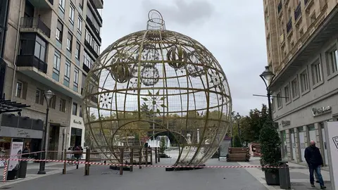 Instalaci&oacute;n de la gran bola de Navidad en la calle Santiago de Valladolid.