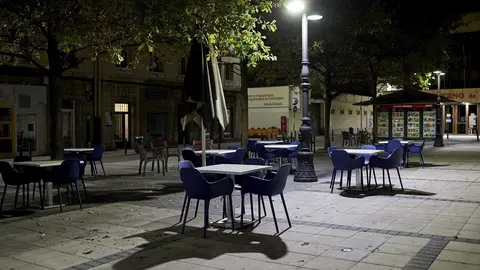 Terrazas vac&iacute;as por el toque de queda