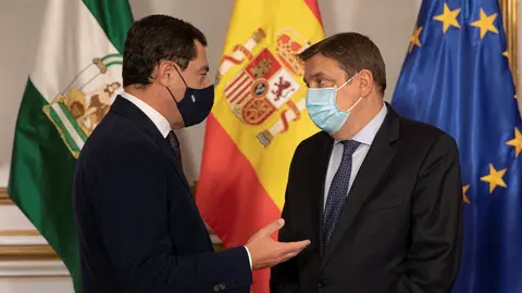 El presidente de la Junta de Andaluc&iacute;a, Juanma Moreno, y el ministro de Agricultura, Pesca y Alimentaci&oacute;n, Luis Planas, reunidos este jueves en Sevilla. 