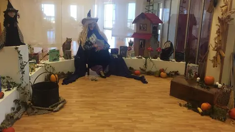 Biblioteca de Suances decorada de Halloween