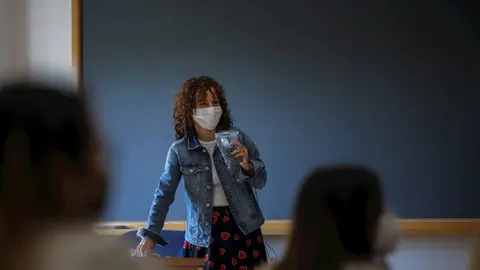 Una profesora imparte clase de manera presencial en la facultad de Comunicaci&oacute;n de la Universidad de Sevilla