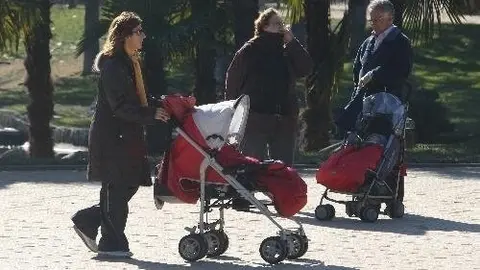 Imagen de una madre con una sillita de beb&eacute;