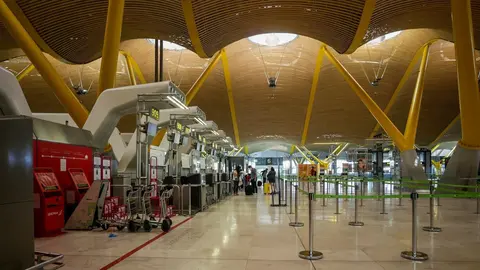 Interior del Aeropuerto de Madrid-Barajas Adolfo el d&iacute;a en el que se estrena el triple control sanitario de seguridad contra el Covid-19 que consiste en especificar si se ha pasado la enfermedad y en qu&eacute; condiciones; seguido de un control de temperatura y