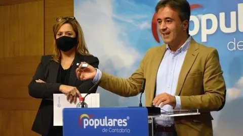 Los diputados del PP Diego Movell&aacute;n y Elena Castillo