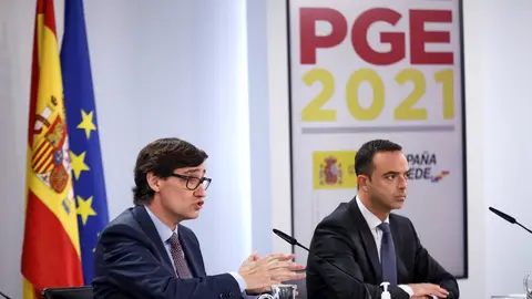 El ministro de Sanidad, Salvador Illa (i) comparece en rueda de prensa para detallar el proyecto de PGE 2021 correspondientes a Sanidad, en Moncloa, Madrid (Espa&ntilde;a), a 30 de octubre de 2020.