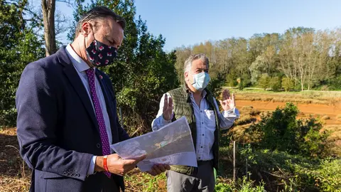 Visita del consejero de Medio Ambiente Guillermo Blanco, al proyecto Anillo Verde Bah&iacute;a de Santander