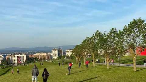 Gente paseando y haciendo deporte en Oviedo