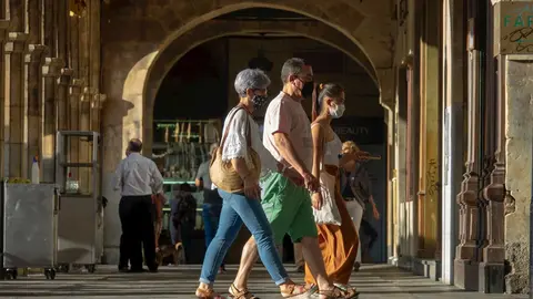 Turistas con mascarilla en la Plaza Mayor de la ciudad de Salamanca  