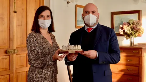 La alcaldesa de Santander, Gema Igual, con el embajador en Espa&ntilde;a de Emiratos &Aacute;rabes, Majid Al Suwaidi