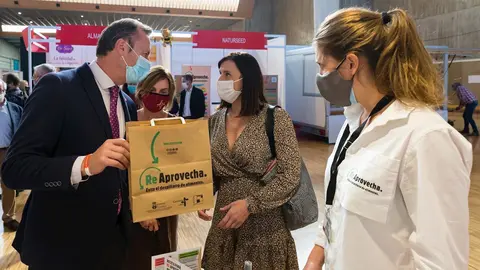 El consejero de Desarrollo Rural, Ganader&iacute;a, Pesca, Alimentaci&oacute;n y Medio Ambiente, Guillermo Blanco, y la alcaldesa de Santander, Gema Igual, en la Feria BioCantabria