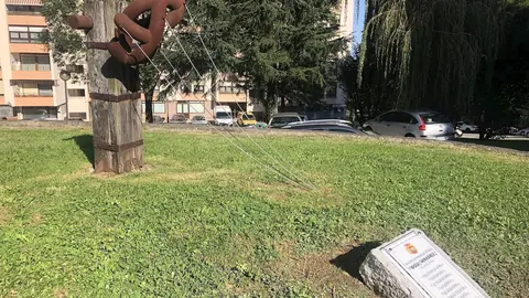 Nueva placa en el monumerto en recuerdo a Miguel Hern&aacute;ndez en Astillero