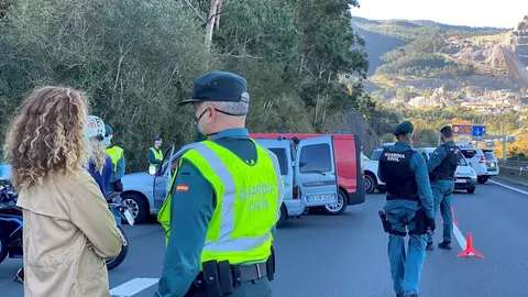La delegada del Gobierno visita los controles de la Guardia Civil