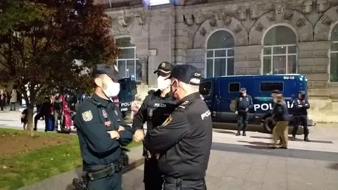 El Jefe Superior de Policia Nacional de Cantabria supervisa el dispositivo de Santander junto al Jefe de la UIP de Bilbao y el Coordinador de Servicio de la Policia Nacional