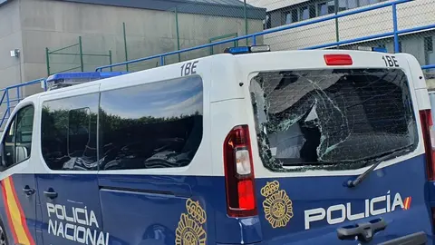 Veh&iacute;culo policial da&ntilde;ado durante los disturbios