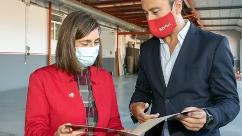 Firma de contrato marco entre la consejera de Presidencia y el alcalde de Torrelavega