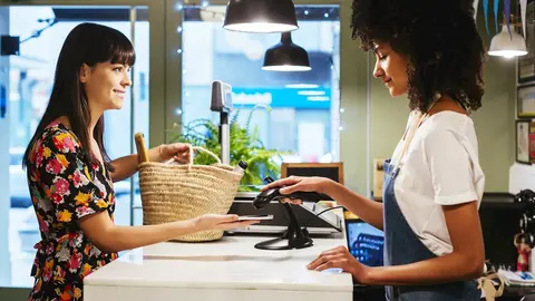 Cliente pagando con su smartphone en una tienda