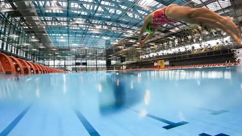 Un nadador federado salta a la piscina en la que entrena