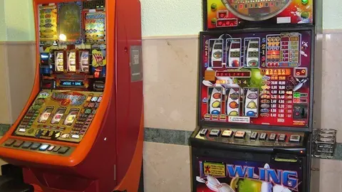 M&aacute;quinas Tragaperras En Un Sal&oacute;n De Juegos.