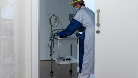 Una trabajadora sanitaria traslada un electrocardiograma por las instalaciones del CAP Masdevall el d&iacute;a en el que comienza la campa&ntilde;a de vacunaci&oacute;n antigripal en la regi&oacute;n, en Figueres, Girona (Catalunya), a 16 de octubre de 2020.