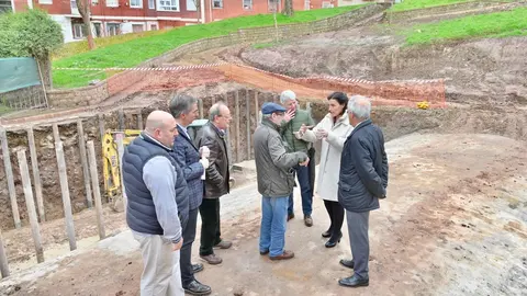Imagen de archivo de la visita de la alcaldesa de Santander, Gema Igual, y el concejal de Fomento, C&eacute;sar D&iacute;az, a las obras de la mejora de la movilidad entre Jes&uacute;s de Monasterio y la calle Alta el pasado febrero