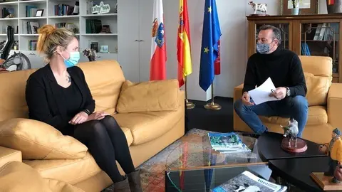 El consejero de Desarrollo Rural, Ganader&iacute;a, Pesca, Alimentaci&oacute;n y Medio Ambiente de Cantabria, Guillermo Blanco, con la alcaldesa del Valle de Villaverde, Esther G&oacute;mez