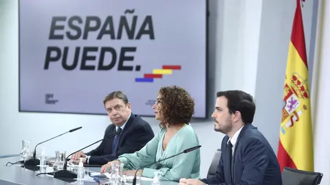 La ministra portavoz y de Hacienda, Mar&iacute;a Jes&uacute;s Montero, el ministro de Consumo, Alberto Garz&oacute;n, y el ministro de Agricultura, Pesca y Alimentaci&oacute;n, Luis Planas, comparecen en rueda de prensa posterior al Consejo de Ministros en Moncloa, Madrid (Espa&ntilde;a), 