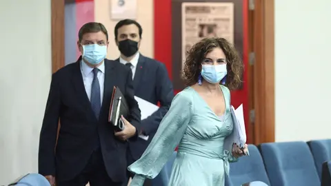 La ministra portavoz y de Hacienda, Mar&iacute;a Jes&uacute;s Montero, el ministro de Consumo, Alberto Garz&oacute;n, y el ministro de Agricultura, Pesca y Alimentaci&oacute;n, Luis Planas, llegan a la rueda de prensa posterior al Consejo de Ministros en Moncloa, Madrid (Espa&ntilde;a), a 