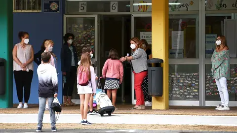Alumnos entrando a un colegio de Cantabria. Archivo