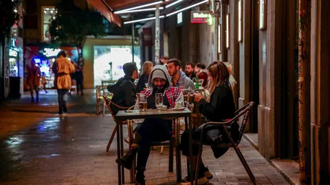 Ambiente en una terraza de un establecimiento de Chueca, un d&iacute;a antes del fin del estado de alarma, en Madrid (Espa&ntilde;a), a 23 de octubre de 2020.
