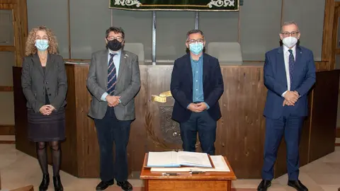 De izquierda a derecha, Sonia Castanedo (secretaria general), Javier Le&oacute;n (vicerrector saliente), Luigi dell&rsquo;Olio (vicerrector entrante) y &Aacute;ngel Pazos (rector).