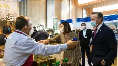 La alcaldesa de Santander, Gema Igual, y el consejero de Desarrollo Rural y Alimentaci&oacute;n, Guillermo Blanco, en BioCantabria