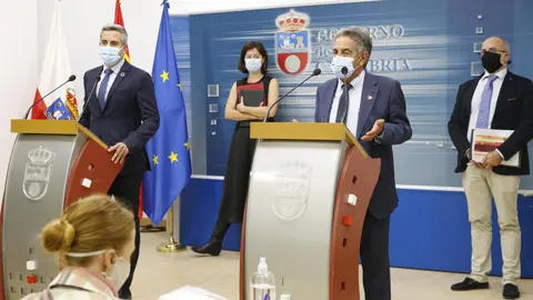 El presidente de Cantabria, Miguel &Aacute;ngel Revilla; acompa&ntilde;ado por el vicepresidente, Pablo Zuloaga; el consejero de Sanidad, Miguel Rodr&iacute;guez, y la directora general de Salud P&uacute;blica, Paloma Navas, informa en rueda de prensa sobre la situaci&oacute;n epidemiol&oacute;gica de la COVID-19 en Cantabria.
4 NOV 20